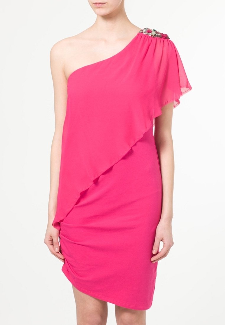 Robe fuchsia à une épaule avec un design en couches, comprenant un accent en tissu transparent et une décoration joaillière à l'épaule. Tissu doux et léger.