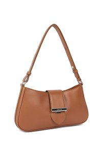 Borsa a tracolla in pelle tan con forma curvata, tracolla regolabile e pattina frontale chiusa da una fibbia metallica. Texture liscia, design minimalista.
