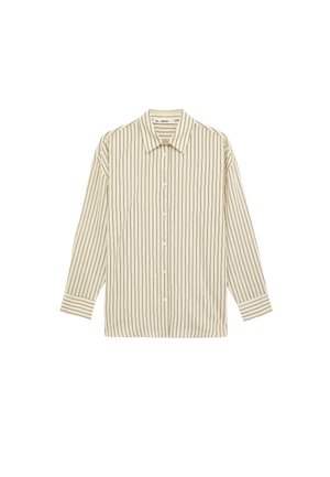 Beżowa koszula na długi rękaw zapinana na guziki z cienkimi pionowymi brązowymi paskami i klasycznym kołnierzykiem, ułożona płasko na białym tle.