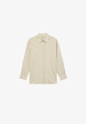 Beige overhemd met lange mouwen, knoopsluiting, dunne verticale bruine strepen en een klassieke kraag, plat gelegd op een witte achtergrond.