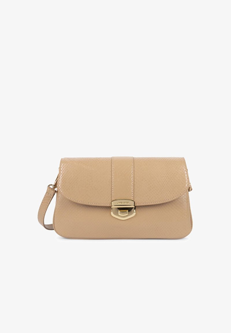 Borsa a mano in pelle beige con finitura testurizzata, chiusura a scatto in oro, chiusura a patta e tracolla removibile. Forma rettangolare compatta.
