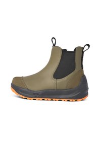 Vattentäta ankellånga stövlar i olivgrönt med svarta stretchiga sidor, en texturerad tåhuvud och en orange gummisula för grepp.