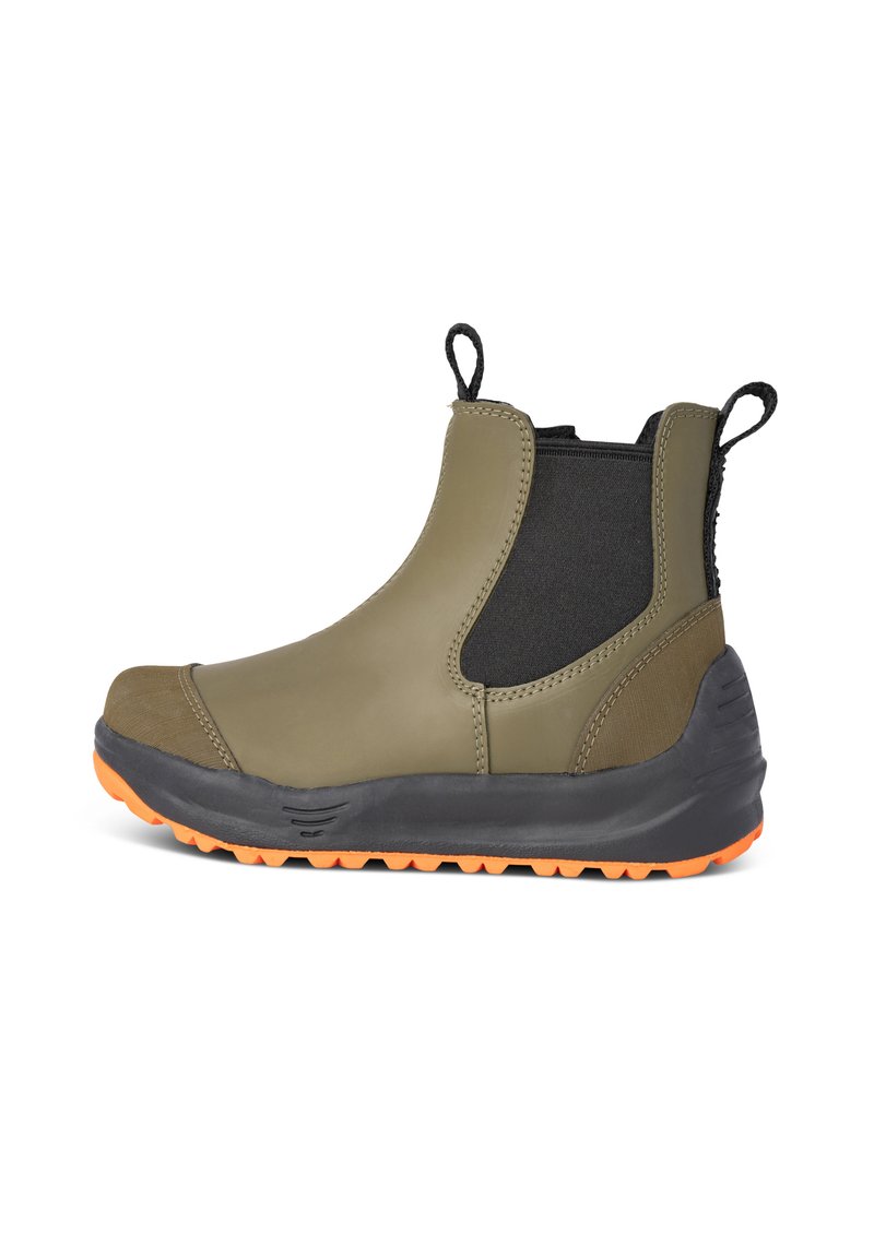 Vattentäta ankellånga stövlar i olivgrönt med svarta stretchiga sidor, en texturerad tåhuvud och en orange gummisula för grepp.