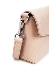 Růžová kožená kabelka přes rameno s texturou, s klopou na uzavírání, stříbrně tónovanými kovovými doplňky a nastavitelným popruhem s precizním prošíváním.