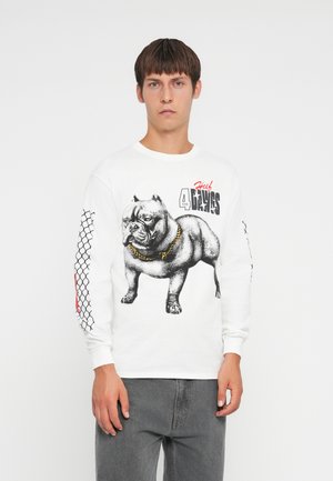 Wit overhemd met lange mouwen, voorzien van een grafisch ontwerp van een gespierde hond met een gouden ketting, zwarte details en een maaspatroon op de mouwen.