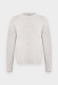 Lys grå strikket sweater med rund halsudskæring, lange ærmer og ribstrikkede manchetter og kant. Blød tekstur og afslappet pasform.