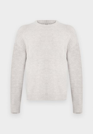 Jasnoszary sweterek dzianinowy z okrągłym dekoltem, długimi rękawami oraz ściągaczami przy mankietach i u dołu. Miękka tekstura i luźny krój.