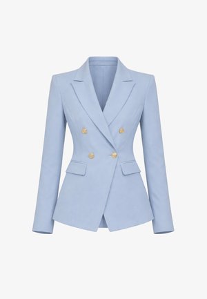 Blazer doppiopetto su misura azzurro chiaro con ampi revers, bottoni dorati e tasche con pattina, progettato per una silhouette sagomata.