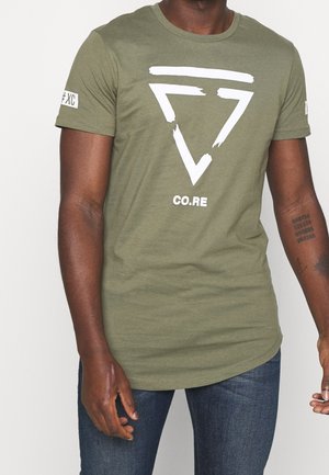 Olivgrünes T-Shirt aus Baumwolle mit einem weißen, geometrischen Logo und Schriftzug auf der Vorderseite. Kurze Ärmel, schmale Passform.