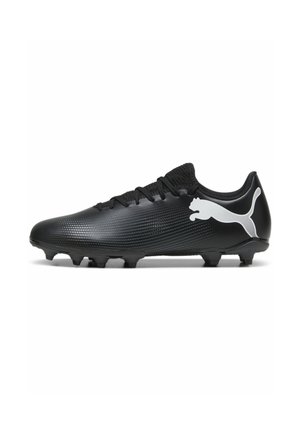 Botas de fútbol negras con un upper sintético texturizado, un prominente logo de Puma en blanco y seis tacos en la suela para césped que proporcionan tracción.