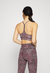 Tommy Hilfiger LIGHT INTENSITY  STRAP BRA - Sutiã desportivo de suporte ligeiro - black