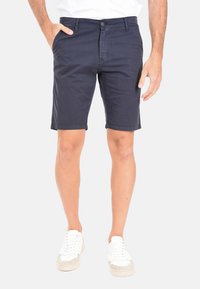 Shorts navy con parte anteriore piatta, passanti per cintura e tasche laterali. Realizzati in morbido cotone con una texture liscia, arrivano sopra il ginocchio.