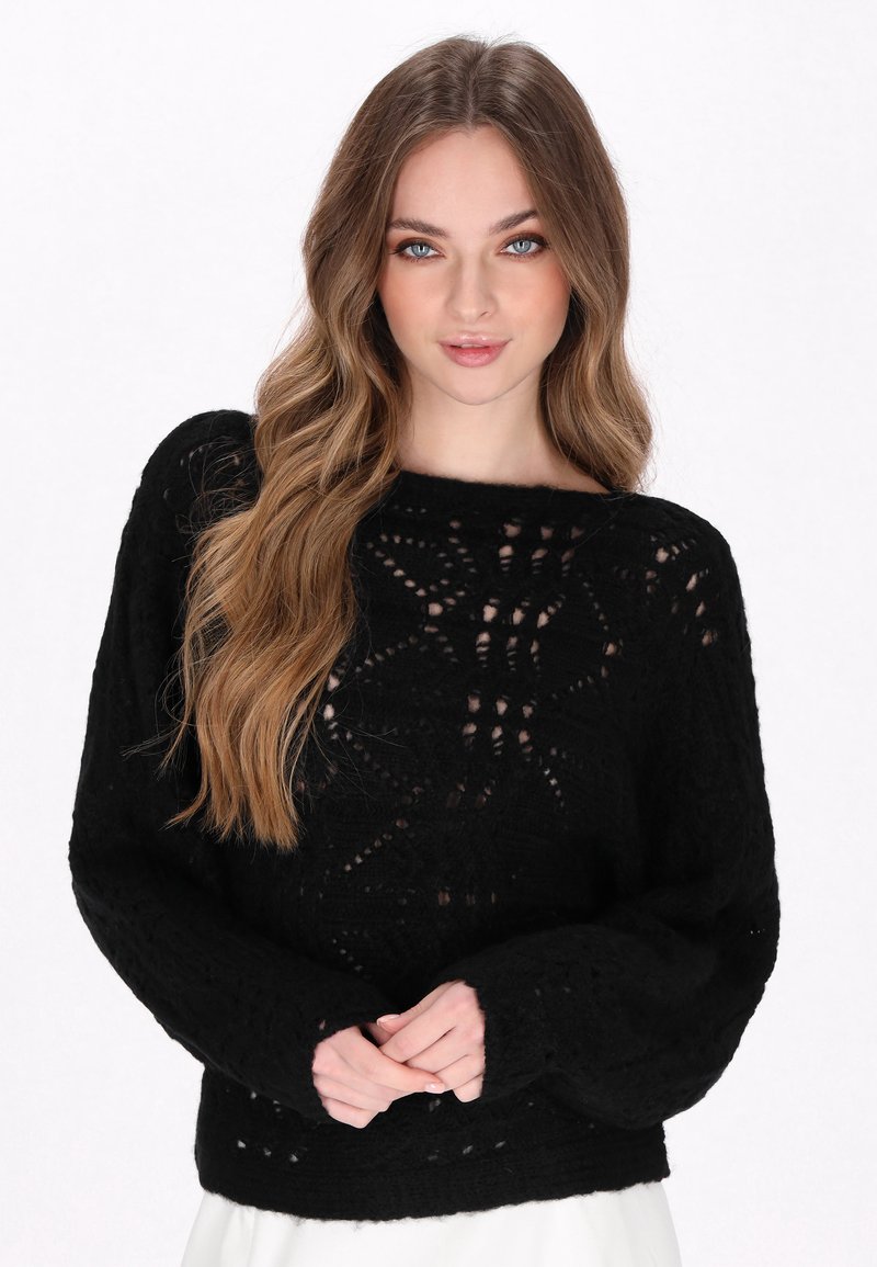 Schwarzer Strickpullover mit einem strukturierten, offenen Webmuster, weiten Ärmeln und einem Bootauschnitt. Weiches Material mit einer lockeren Passform.