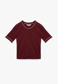 Top de punto burdeos con mangas cortas y escote en V, con ribetes blancos en el cuello y los puños de las mangas. Textura suave, corte relajado.