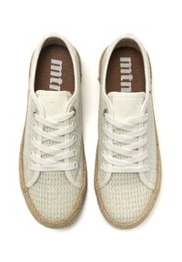Zapatillas de malla blancas con suela de yute trenzada, punta redonda, diseño de cordones con seis ojetes y parte superior texturizada para mayor transpirabilidad.