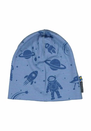 Blå beanie-hat lavet af blødt stof med mønstre af astronauter, raketter og planeter i en mørkere blå nuance. Inkluderer et mærke med svenske flagdetaljer.