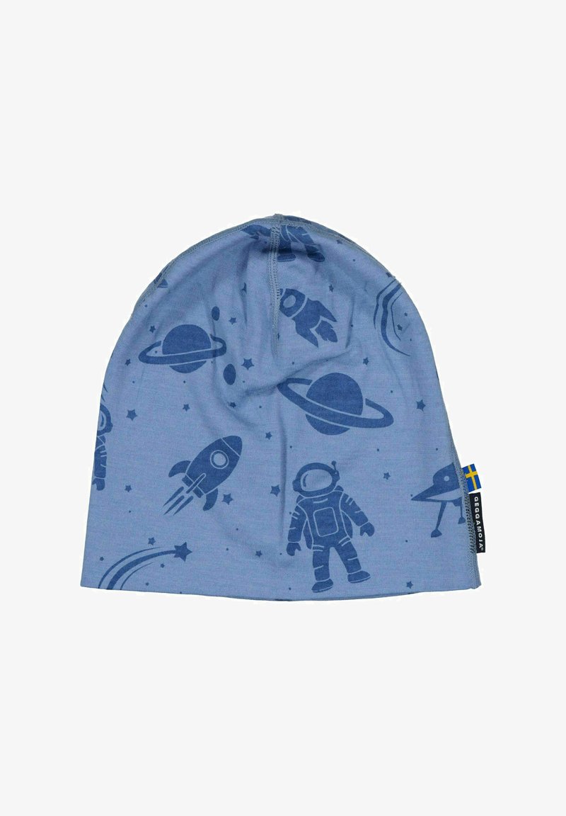 Blå beanie-hat lavet af blødt stof med mønstre af astronauter, raketter og planeter i en mørkere blå nuance. Inkluderer et mærke med svenske flagdetaljer.