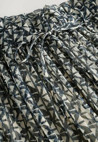 REGULAR FIT - PRINTED MIDI - Falda plisada - black white geometric