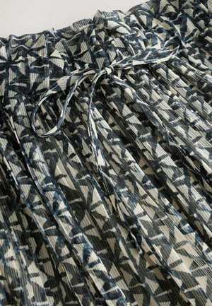 Faltenrock aus Stoff mit elastischem Bund, der eine Bindungsdetail aufweist. Die Farbgestaltung umfasst Schwarz, Weiß und Blautöne in abstrakten Mustern.