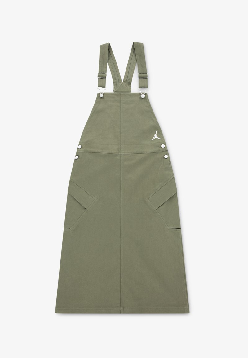 Rochie salopetă de culoare verde măsliniu, realizată dintr-un material durabil, având bretele ajustabile, buzunare frontale și un logo alb în colțul din partea de sus.