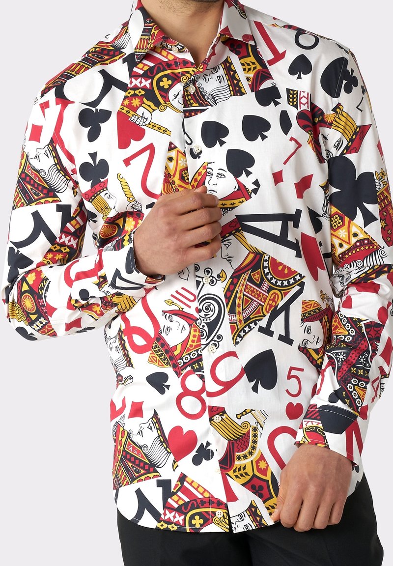 Langarmshirt met een witte achtergrond, versierd met een kleurrijk speelkaartenmotief in rood, zwart en goud, met verschillende kaart symbolen en nummers.