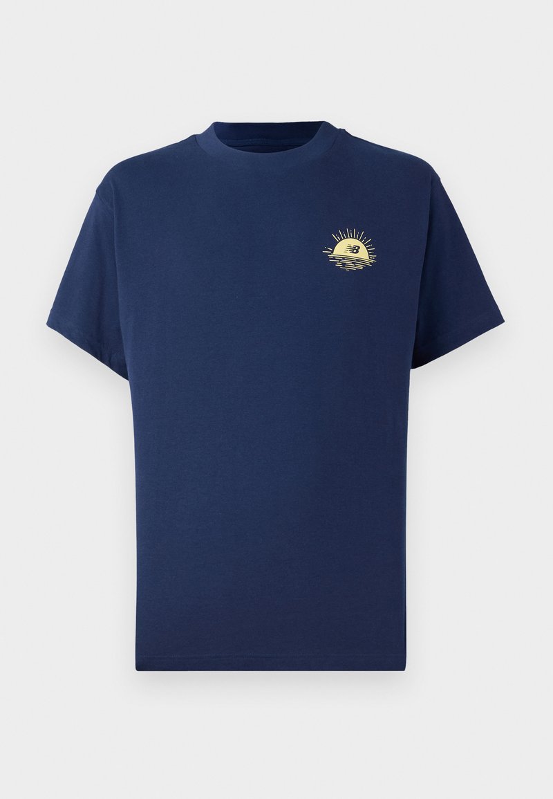 Camiseta de algodón azul marino de mangas cortas, con cuello redondo y un pequeño gráfico de un sol amarillo con rayos en el lado izquierdo del pecho.