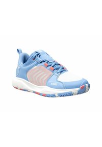Scarpa sportiva azzurro chiaro con pannelli in rete, dettagli bianchi e suola in gomma con motivi di battistrada colorati. Lacci per una vestibilità sicura. Marchio K-Swiss.