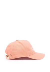 Gorra de béisbol en tejido suave color melocotón, con logo bordado en blanco, visera curva y correa ajustable en tono dorado en la parte trasera.