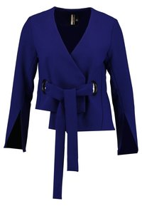 Tmavě modrý zavinovací kabátek z tkaniny. Má hluboký výstřih do V, široké rukávy, opasek na zavázání s kruhovými dekoracemi a boční rozparky.