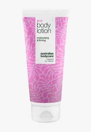 Tube de lotion pour le corps B12 avec motif de feuilles roses, hydratante et raffermissante, par Australian Bodycare, inspirée par la nature, bouchon à clapet blanc.