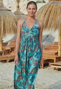 Maxikleid in Türkis mit Paisleymuster in Orange und Blau. Halterneck und gerafftem Taillendesign, leichtes Material mit fließender Silhouette.