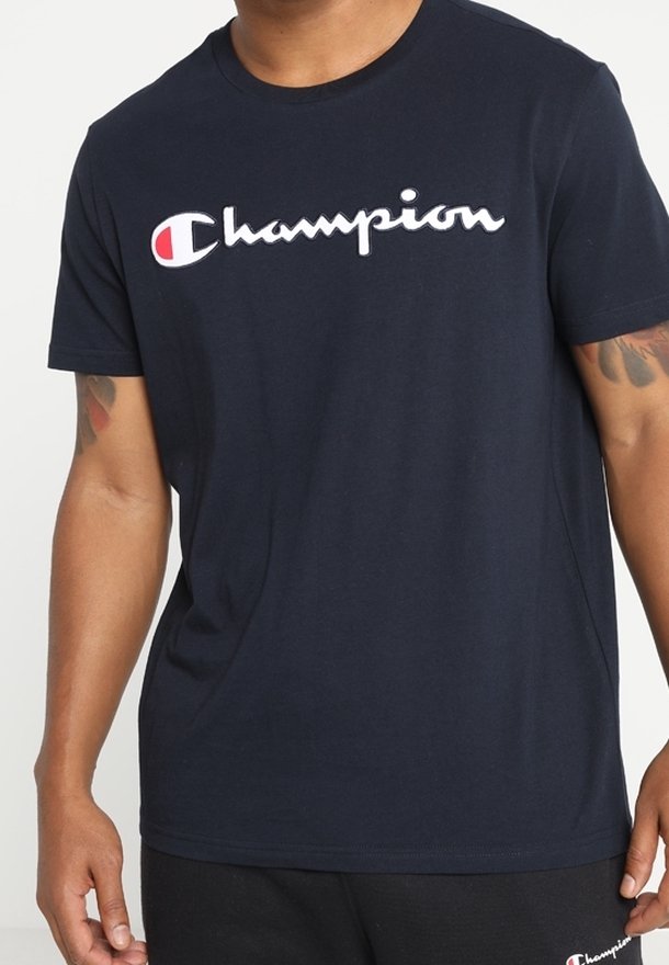 Mörkblå bomullströja med en vit broderad "Champion"-logotype med röd accent. Korta ärmar och rundad halsringning.