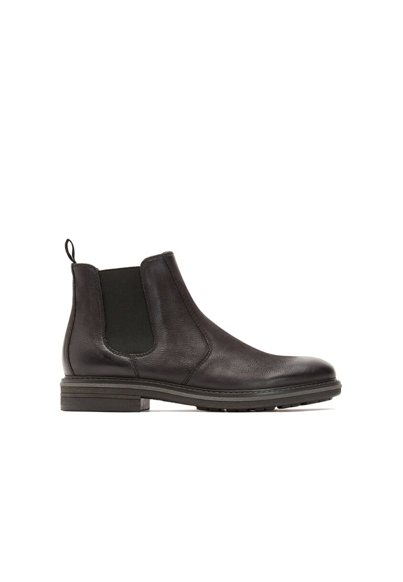 Mustad nahast pahkluu saapad elastsete külgpaneelidega ja tõmblukk, millel on madal virnastatud konts ja tekstureeritud pind.