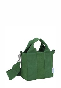 Pequeña bolsa de lona verde con dos asas, una correa desmontable y un acabado texturizado. Presenta un acento de logo en el lateral.