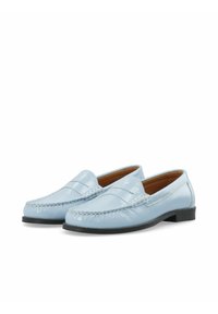 Lichtblauwe gepatineerde leren loafers met een gestikt teendesign en een lage zwarte hak. Gladde textuur met dubbele bandaccenten.