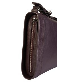 Borsa in pelle viola con texture granita, dotata di chiusura con zip e hardware in argento, forma strutturata e fodera a contrasto.