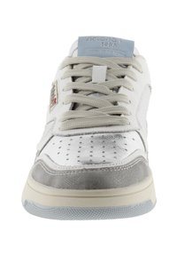 Sneaker bianca con accenti metallici argento, punta perforata, suola testurizzata e lacci grigi. Presenta il logo sulla linguetta e sul pannello laterale.