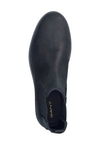 Černá kožená chelsea bota s elastickými bočními panely a texturovaným povrchem. Obsahuje zaoblenou špičku a zlaté logo "GANT" uvnitř.