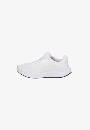 Scarpa sportiva bianca con tomaia in rete, suola testurizzata e tre righe diagonali sul lato. Presenta un collare imbottito e un design minimalista.