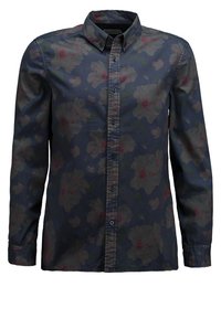 Camicia con bottoni in blu navy scuro con motivo floreale in tonalità di verde e rosso. Presenta un colletto ampio e maniche lunghe. Design a vestibilità standard.