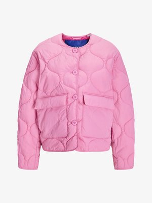 Casaco acolchoado rosa com decote redondo, botões à frente, dois bolsos grandes e uma textura suave. Apresenta padrões de costura circulares.