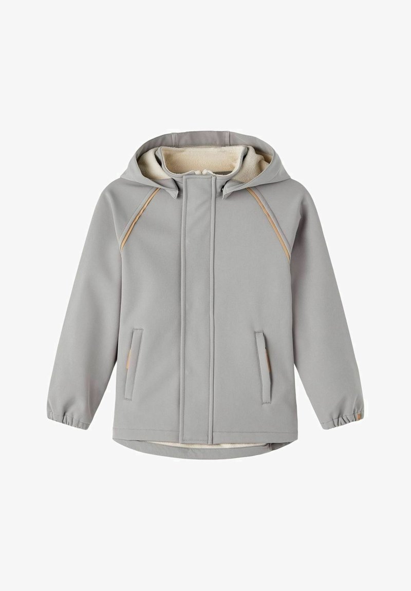 Veste à capuche gris clair avec fermeture éclair à l'avant, doublure intérieure beige, deux poches avant, poignets élastiques et accents beiges subtils sur les épaules et les poches.