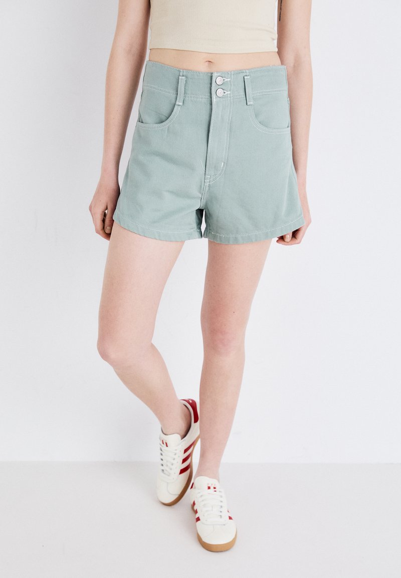 Levi's® MOM - Kratke hlače od trapera - light green