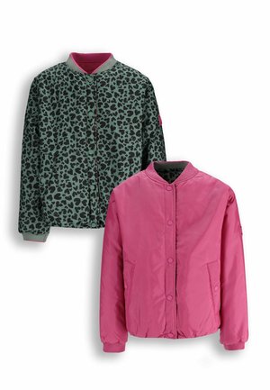 Dwustronne kurtki dla dzieci, z jednej strony różowe z napami, z drugiej zielone z czarnym motywem lamparta, ze ściągaczami na mankietach i kołnierzach.