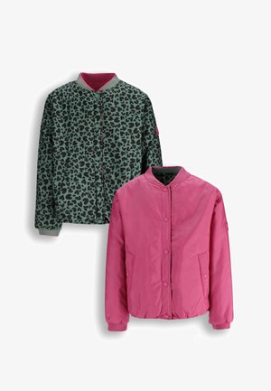 Dwustronne kurtki dla dzieci, z jednej strony różowe z napami, z drugiej zielone z czarnym motywem lamparta, ze ściągaczami na mankietach i kołnierzach.