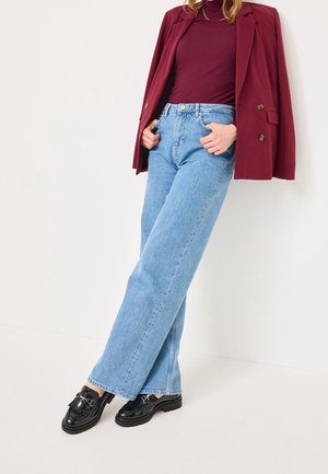 Højtaljede, lyseblå denim jeans med lige ben, parret med en maroon ribbet top og en burgunder blazer, suppleret med sorte loafers.