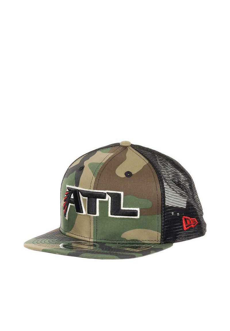 Camouflage-Baseballcap mit schwarzem Netzrücken. Mit "ATL" in weißer und roter Stickerei. Gebogener Schirm mit grünem Camouflagemuster. Verstellbare Passform.