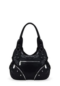 Bolso de cuero negro con forma curved, dos asas redondeadas, bolsillos con cremallera y acentos de tachuelas en los paneles delanteros. Superficie texturizada.