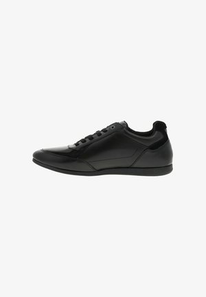 Sneaker in pelle nera da uomo, a bassa top, con chiusura con lacci e design elegante e minimalista, mostrato in profilo laterale.