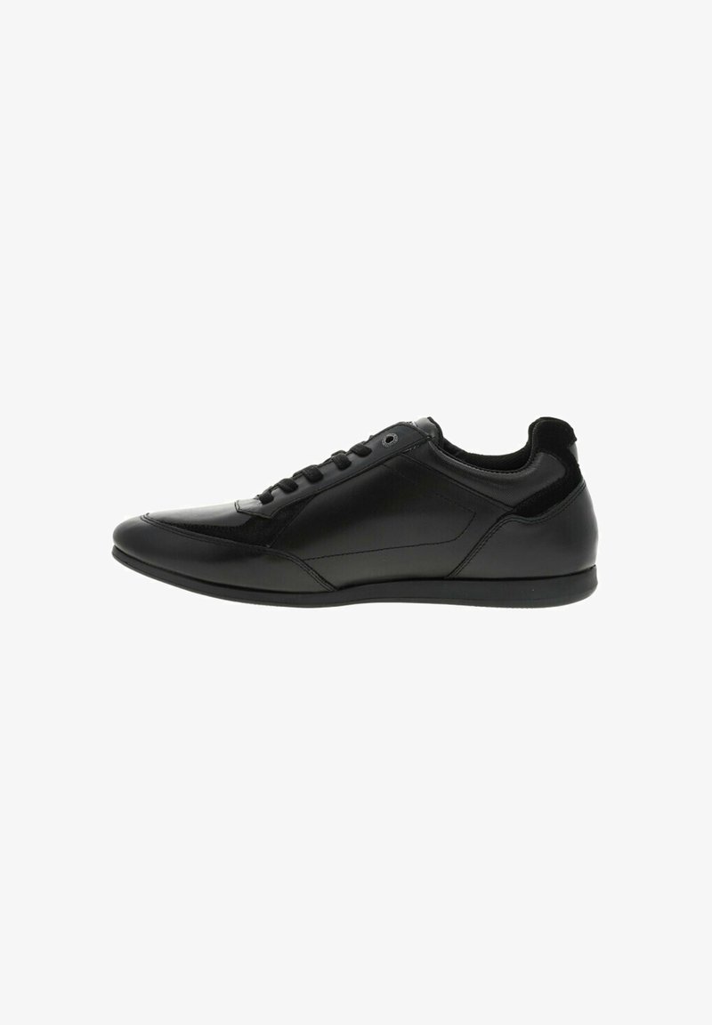 Zapatilla de cuero negro para hombre de corte bajo, con cierre de cordones y diseño minimalista elegante, mostrada en perfil lateral.